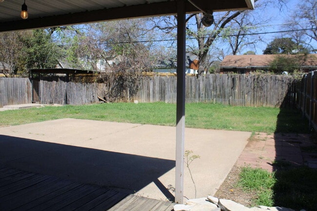 Building Photo - 915 W Lovers Ln