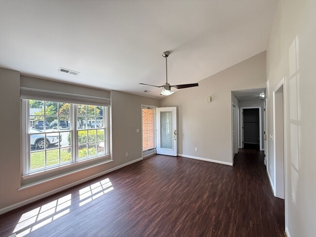 Building Photo - 815 Meadowstone Dr