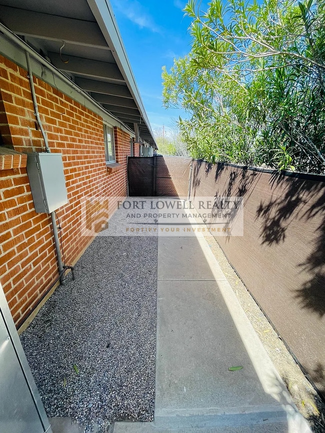 Building Photo - The Richey - 2 Bed / 1 Bath End Unit in Central Tucson!