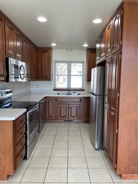 Full kitchen with stainless steel appliances - 2034 River Point Ct