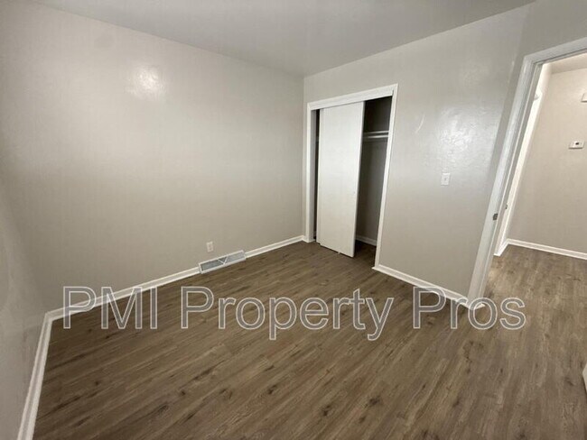 Building Photo - 7701 W Hampton Ave