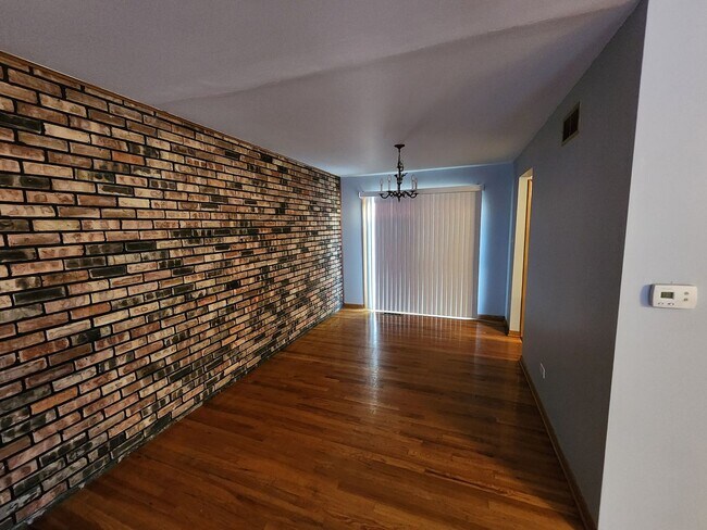 Building Photo - 16710 Kenwood Ave