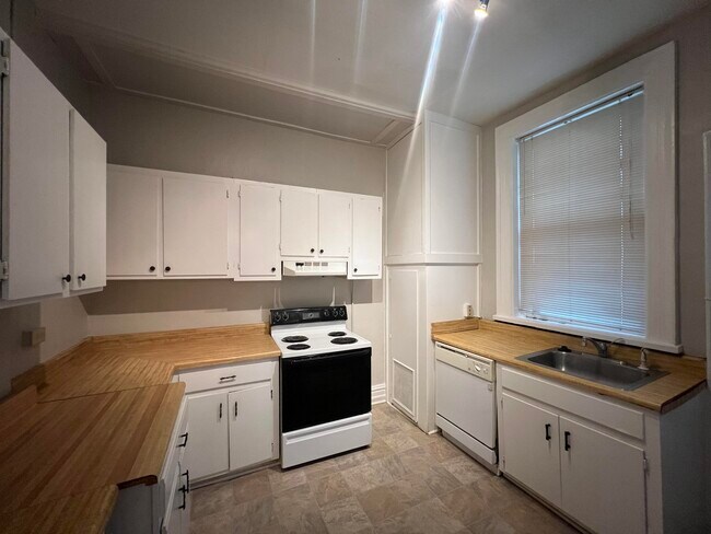Building Photo - 316 3rd St