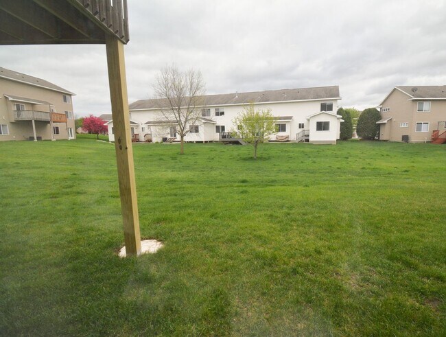 Building Photo - 3 Floor Townhome With Large Yard