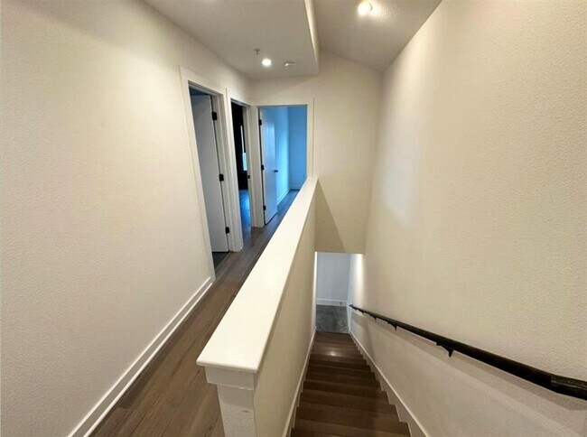 Building Photo - 1021 1/2 E 38th St