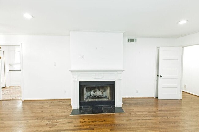 Building Photo - 11137 Sinclair Ave