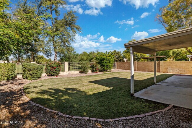 Building Photo - 1250 W Canary Way