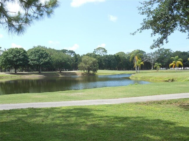 Building Photo - 2900 Cove Cay Dr
