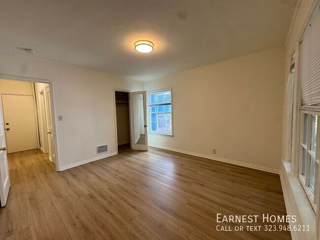 Building Photo - 127 N Doheny Dr