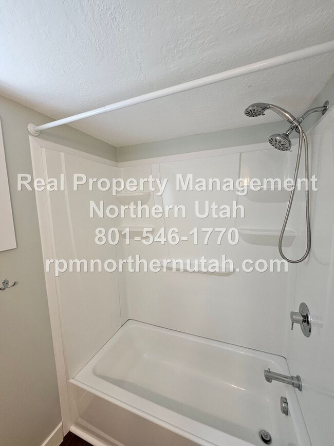 Building Photo - Stunning 5 Bedroom Home in Kaysville Now A...