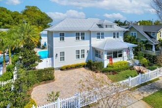 Building Photo - 235 10th Ave NE