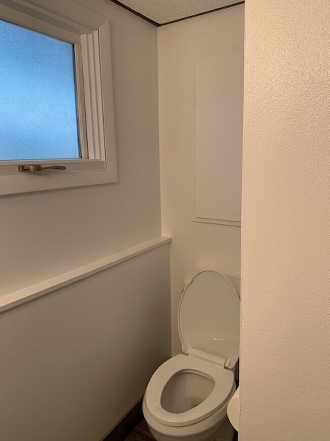 Building Photo - Beautiful 4 Bedroom Quad Level Located in Buffalo Ridge!!!!