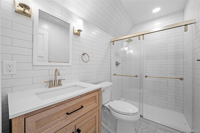 Building Photo - 584 Main St