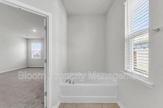 Building Photo - 425 Ribiero Dr