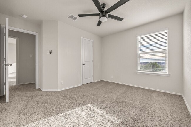 Building Photo - Like New, Open Floorplan, Greenbelt!!!