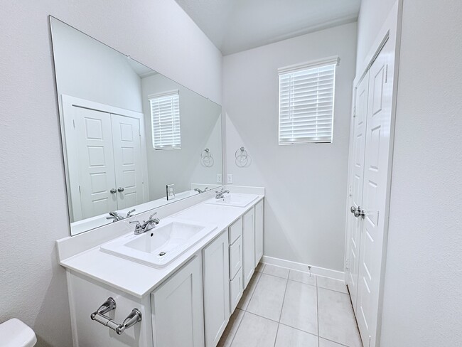 Building Photo - 401 Green Gables Dr