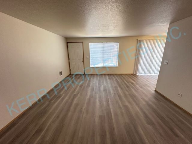 Building Photo - Charming 2-Bedroom Multiplex in Portland with Cozy 862 Sq Ft Layout - Perfect for Urban Living!