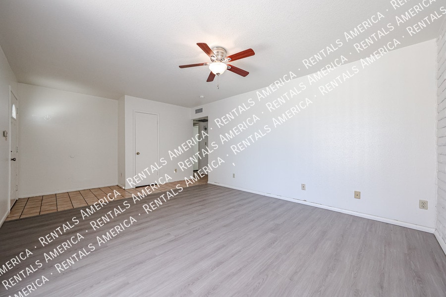 Building Photo - 2156 E Yale Dr