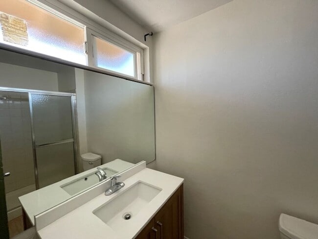 Building Photo - Spacious 4 Bedroom Oxnard Home with Custom...