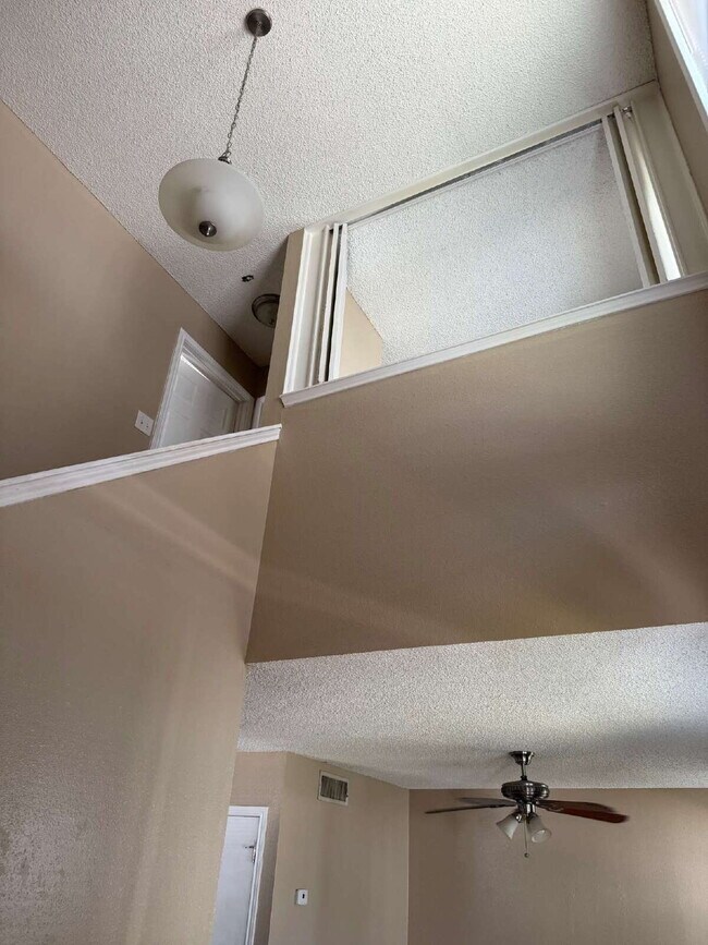 Building Photo - Beautiful two bed/1.5 bath in the heart of Alamo Heights