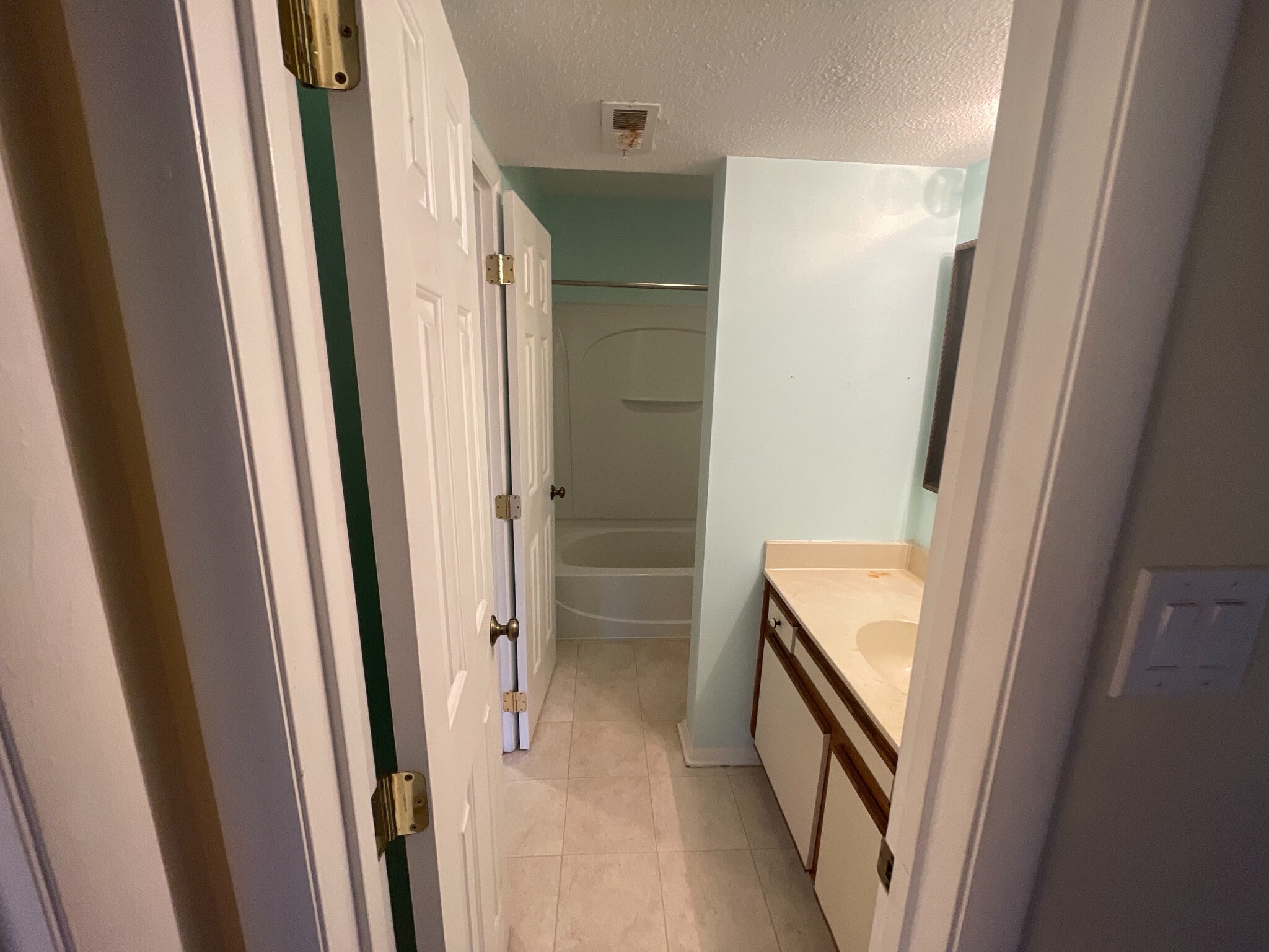 Building Photo - Room in Condo on Chimney Ridge Pl