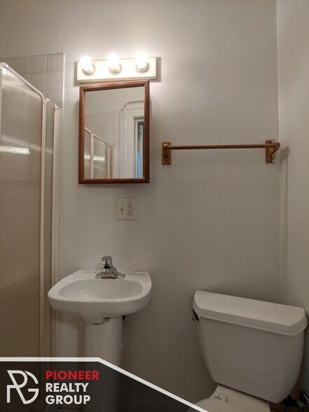 Building Photo - 546 W Wellington Ave