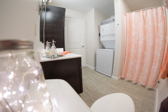 Building Photo - 2 Bedroom/ 2 Bathroom End Unit Coming Avai...