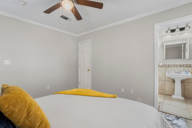 Building Photo - 426 Russell Ave