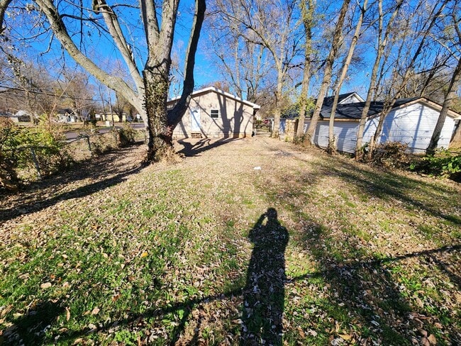 Building Photo - Spacious 3-Bedroom, 1-Bathroom Home AVAILABLE NOW!!