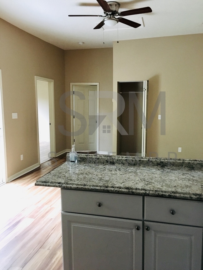 Building Photo - Renovated 2 bedroom in the Russell neighborhood! *Section 8 accepted*