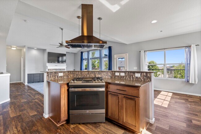 Building Photo - 910 W Chaperon Peak Dr