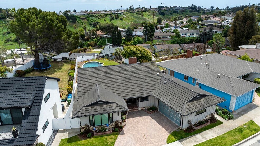 Building Photo - 4444 Don Felipe Dr