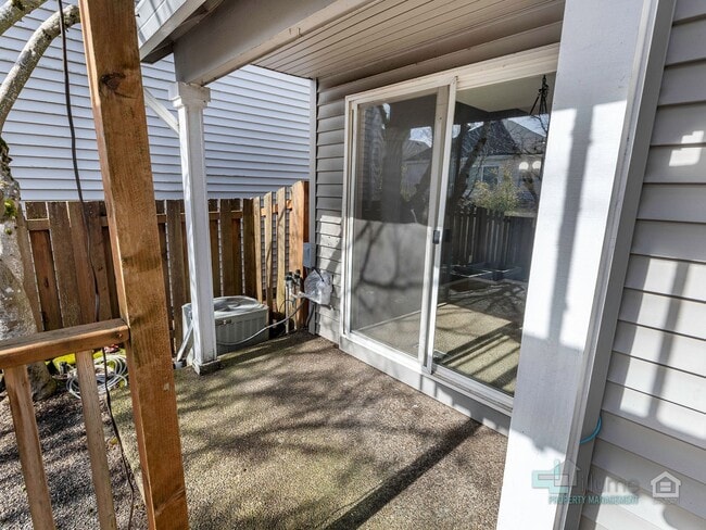 Building Photo - 2 Bedroom, 2.5 Bath Close to Nike and Intel!