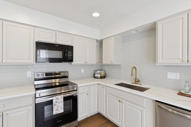 Building Photo - 2400 Sq Ft Condo for Rent Near Shopping