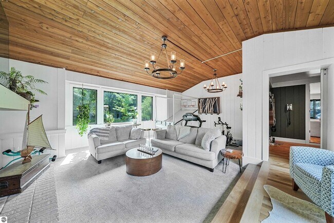 Building Photo - 7320 Peninsula Dr