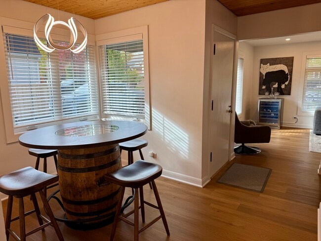 Building Photo - 521 N Oak St