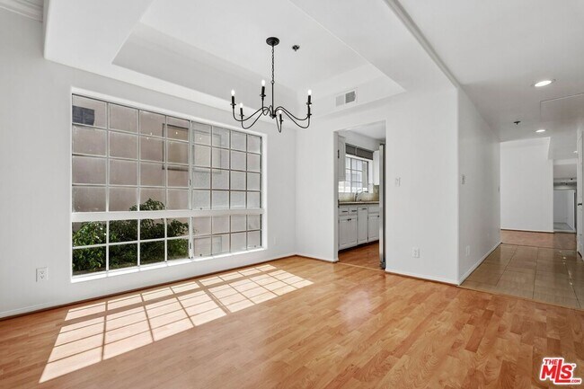 Building Photo - 2205 S Bentley Ave