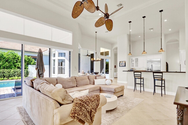 Building Photo - 528 Les Jardin Dr