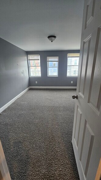 Building Photo - 814 N Port St