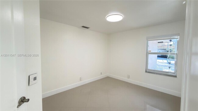 Building Photo - 3767 Oak Ridge Cir