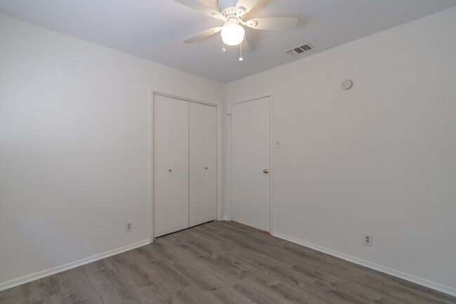 Building Photo - 2305 Montclaire St