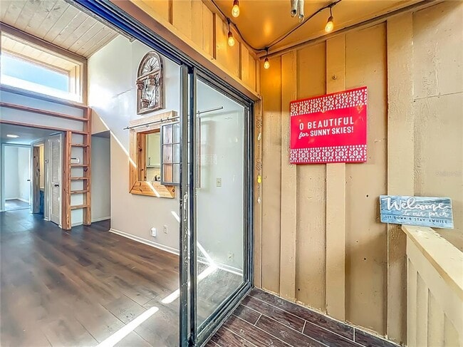 Building Photo - 233 Crown Oaks Way