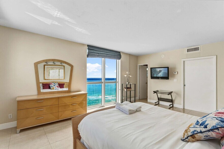 Building Photo - 3801 S Ocean Dr