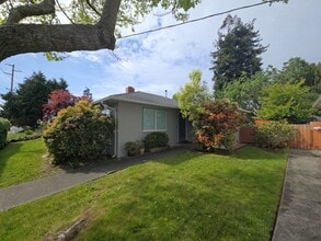 Building Photo - 3BD/2BA Eureka home is close to Sequoia Park, boasts infrared sauna!