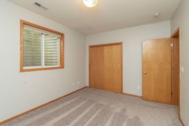 Building Photo - FULLY FENCED IN YARD!! 3 Bedroom, 2.5 Bathroom Home in Ankeny