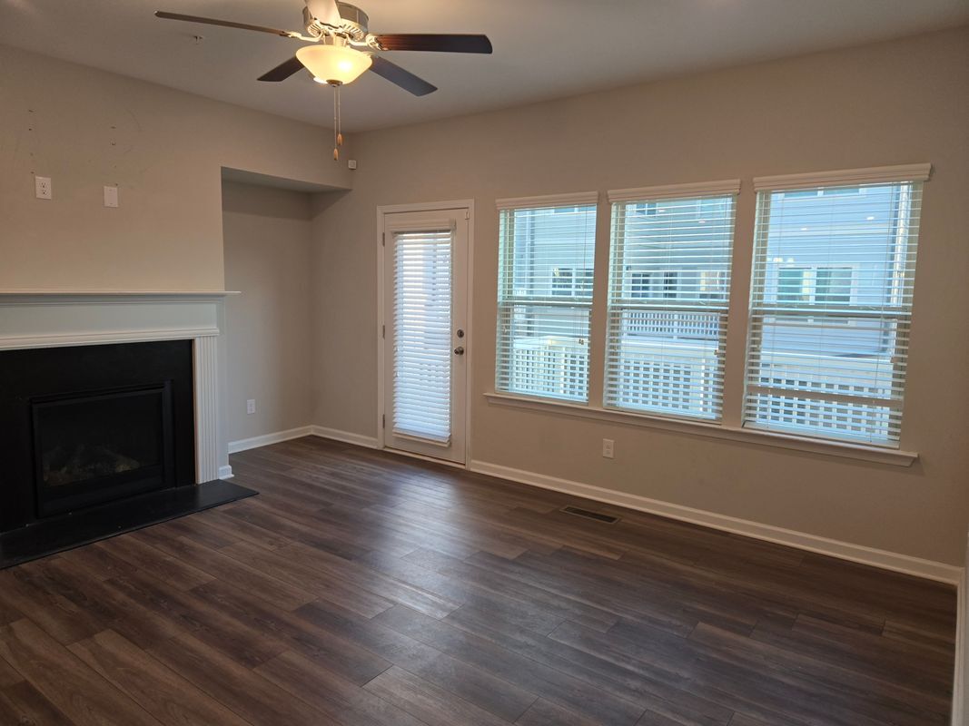 Building Photo - 256 Commons Ave