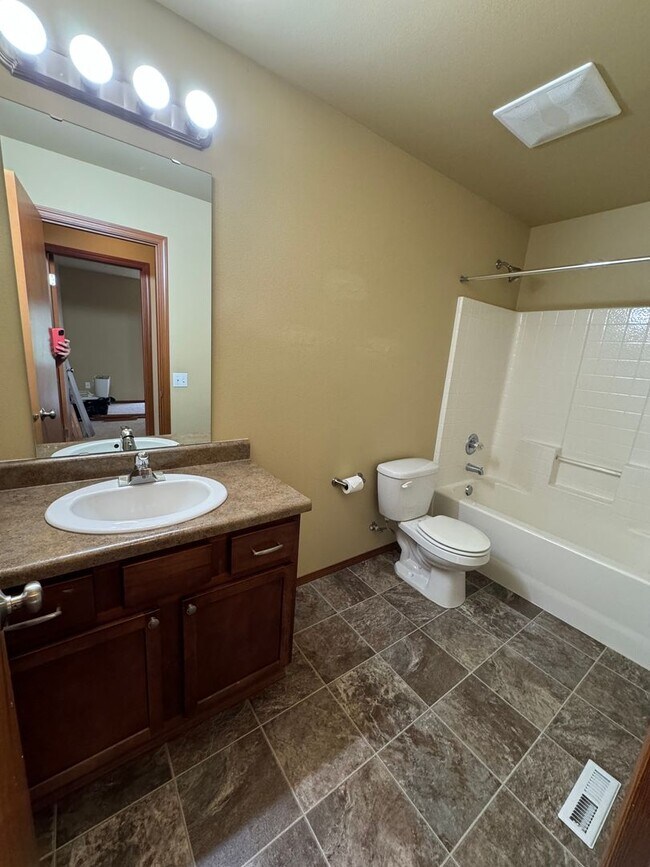 Building Photo - 1190 Swan Loop