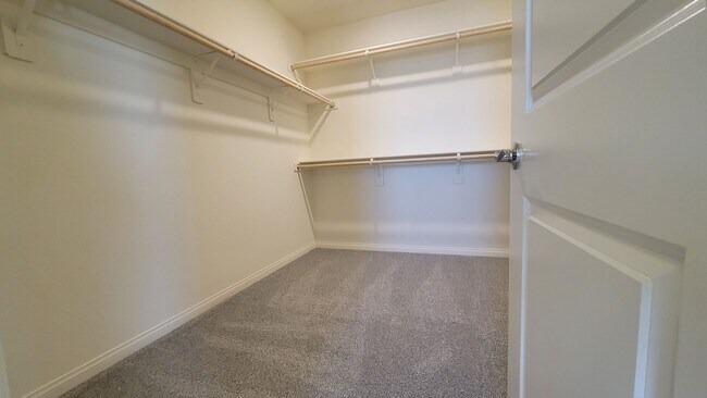 Building Photo - 5-Bed, 3-Bath Home in Spectrum Falls
