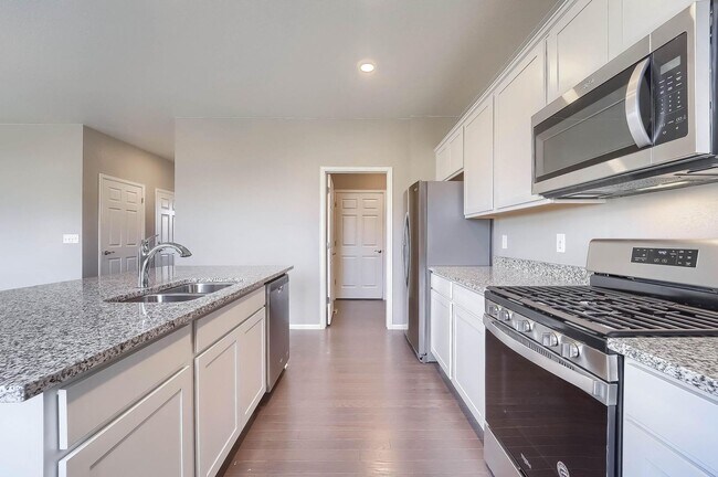 Building Photo - Gorgeous 4 bed, 3 bath, loft and an office!