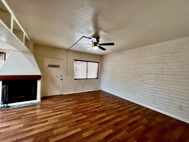 Building Photo - Charming 2 Bedroom Townhome with Private 2...